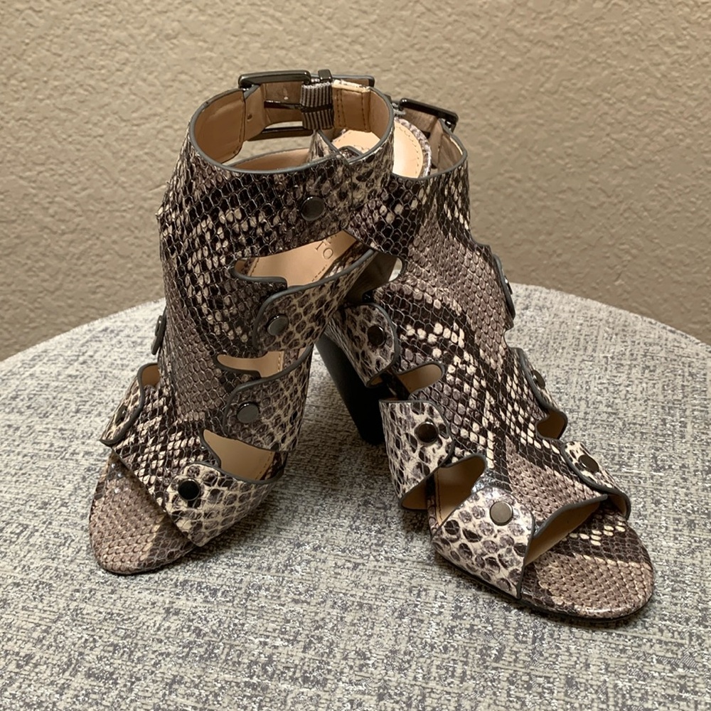 🔹Vince Camuto “Eckerd” Women's Snake Print Heels..